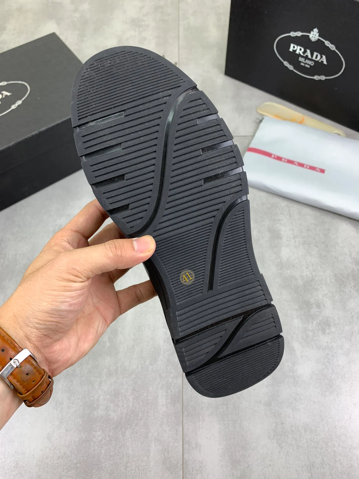 Men's shoes 💰P480 new style, sheepskin and velvet lining, new PRADA (Prada) high tops are on the market, new men's shoes, 😘 fabrics are selected from original imported calfskin. Soft sheepskin lining and warm fleece lining. The original version is awesome! 👍🏿Original open-molded non-slip PU outsole, with exquisite lines, simple and elegant, super comfortable and classy on foot, suitable for leisure travel. Code number:38-44